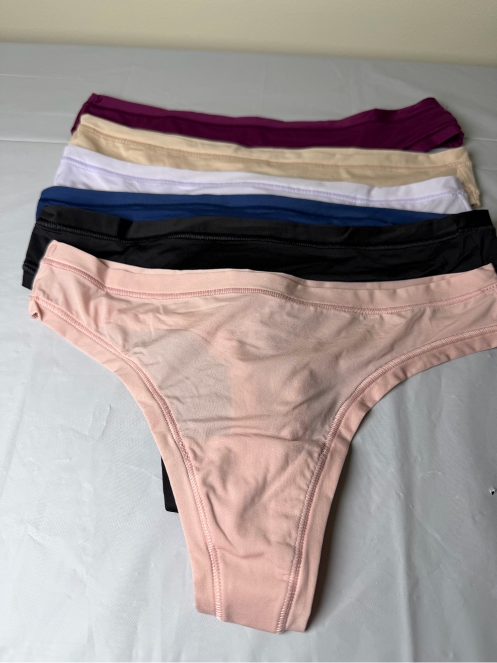 New Without Tags Hanes Women's Seamless Bikini Thongs  6 Pack Size Small